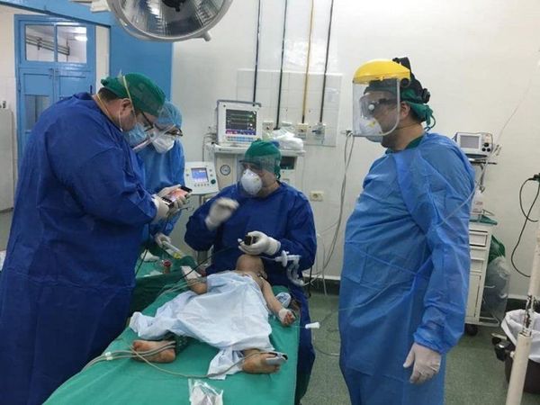 CON NOVEDOSO APARATO HECHO EN PARAGUAY, SALVARON A BEBA QUE TRAGÓ UNA MONEDA