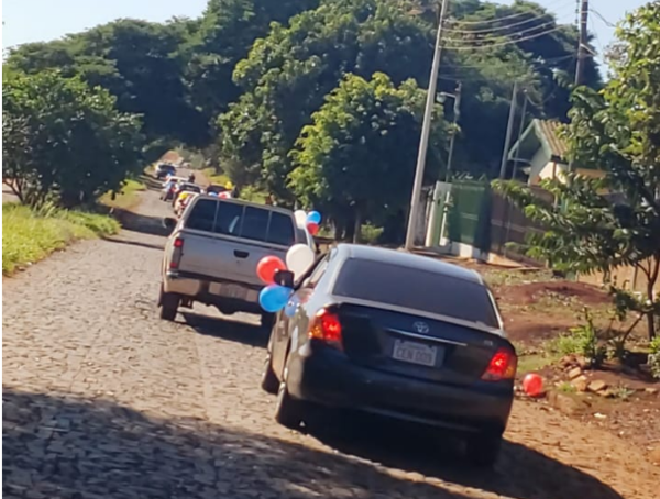 Con caravana, padres exigen descuento de cuotas