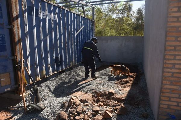 En pozos sépticos y bajo pisos de la vivienda, siguen en busca de cualquier pista de Juliette - Nacionales - ABC Color