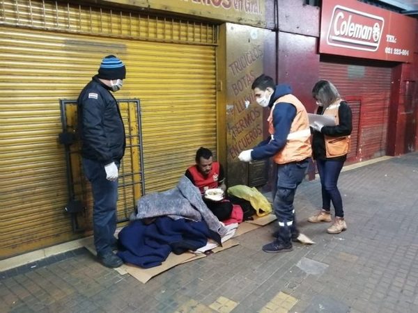 El frío amenaza a personas en situación de calle - Paraguay Informa