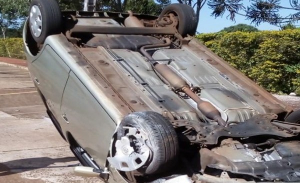 Anciano y su esposa heridos luego de volcar en estacionamiento