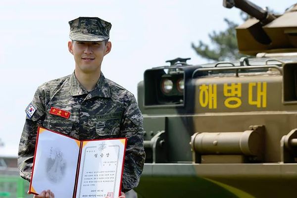 Destacado y con honores: Son culminó la formación militar en el cuerpo de Marines - Fútbol - ABC Color