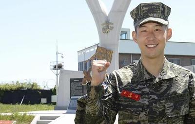 Futbolista surcoreano del Tottenham terminó su servicio militar con honores