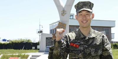 Futbolista surcoreano del Tottenham terminó su servicio militar con honores