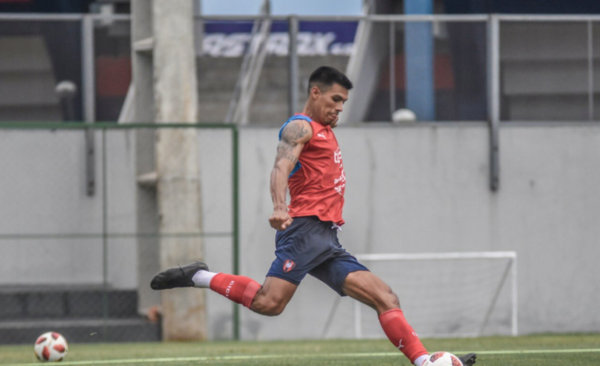 HOY / "Dos Santos no es Messi para pretender que nadie hable de Cerro"