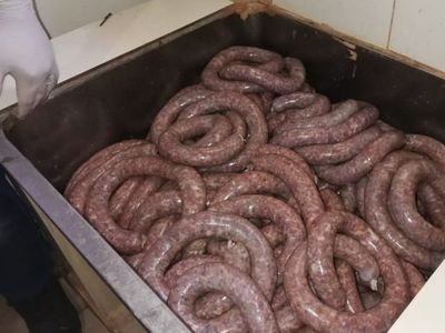 Buscan reinsertar a internos a través de producción de chorizo sanjuanino