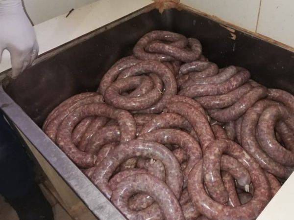 Buscan reinsertar a internos a través de producción de chorizo sanjuanino