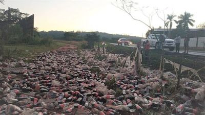 Peatón resultó herido tras vuelco de camión de gaseosas en Ypacaraí - Nacionales - ABC Color