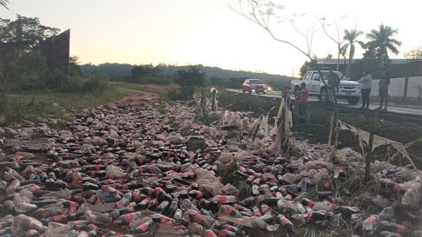 Peatón resultó herido tras vuelco de camión de gaseosas en Ypacaraí - Nacionales - ABC Color