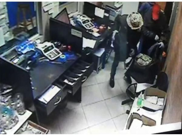 En un asalto tipo comando irrumpen en fábrica de Pepsi