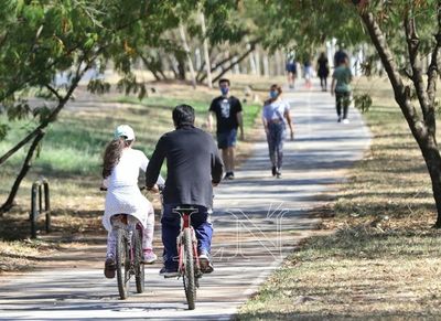 Ante cierre de portones, usuarios se ejercitan alrededor del Parque Ñu Guasu