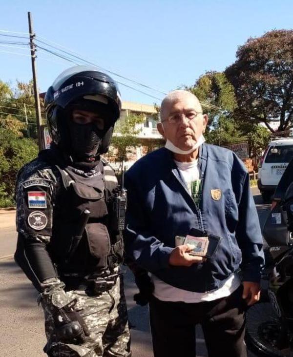 Loable gesto de agentes Lince, que devolvieron billetera a un abuelo que la perdió - Megacadena — Últimas Noticias de Paraguay