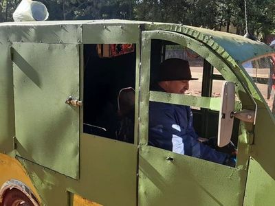 Hombre mantiene a su familia con venta de menudencias