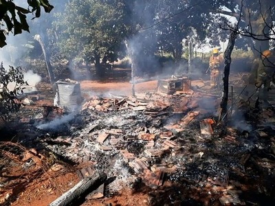 VIVIENDA QUE ERA UTILIZADA COMO COCINA ARDIÓ EN LLAMAS EN CNEL. BOGADO