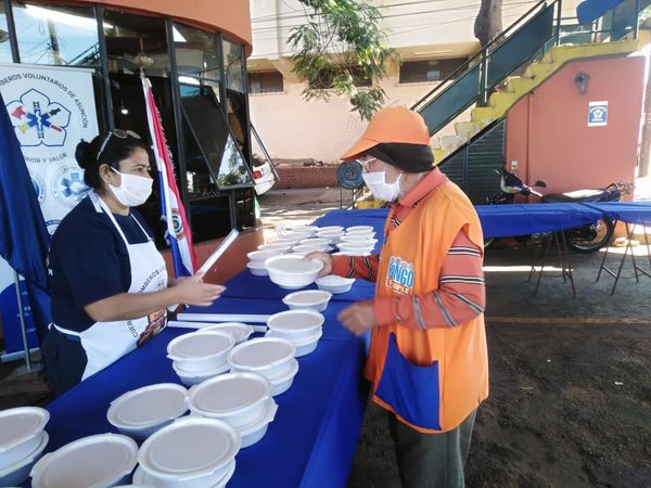 Bomberos reparten comida en su aniversario