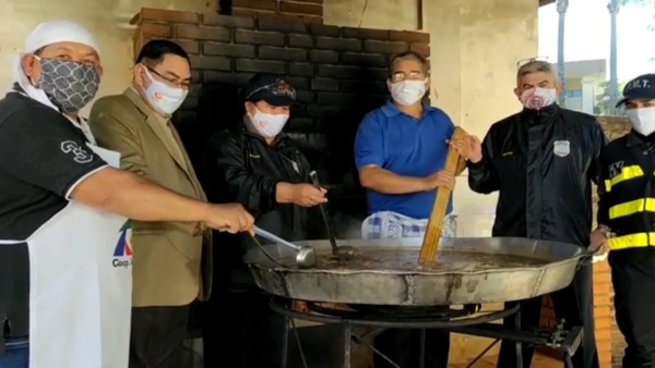 AGENTES DE TRÁNSITO PREPARARON COMIDA PARA REPARTIR.