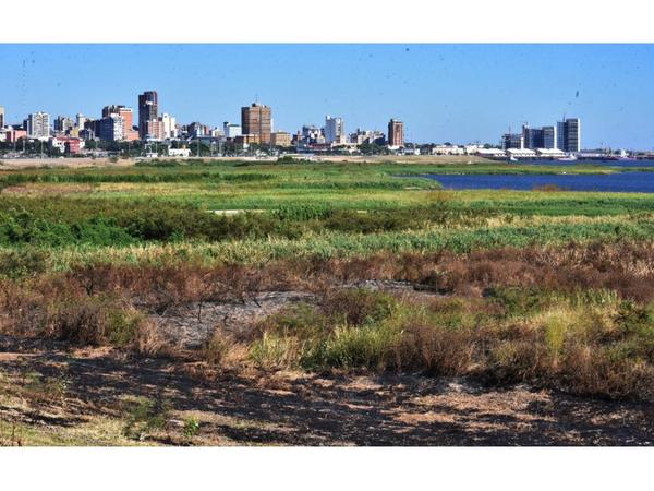 Tras 50 años, se registra un nivel tan bajo de aguas del lago Ypacaraí
