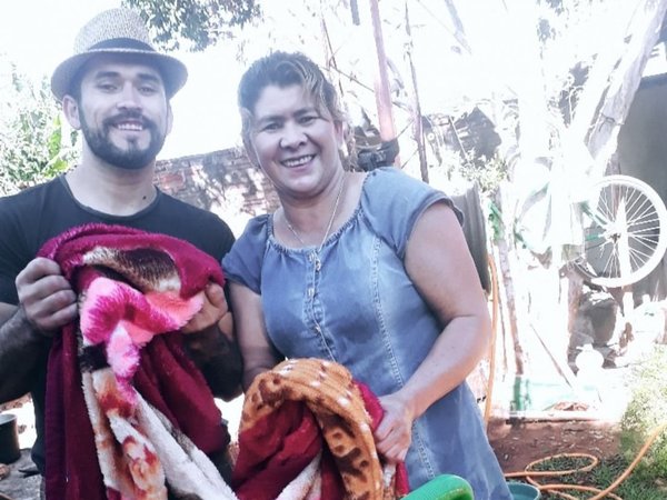Hace lavado de frazadas con su hijo ante crisis