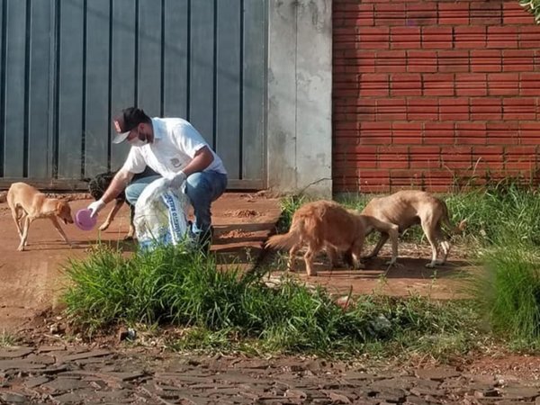 Ofrece sus relojes y medallas para comprar comida para animalitos