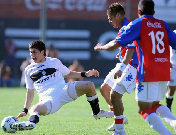 Las 19 marcas que vistieron a Cerro y Olimpia en las últimas cuadro décadas