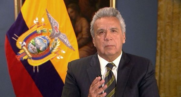 Presidente de Ecuador recorta su salario a la mitad ante crisis