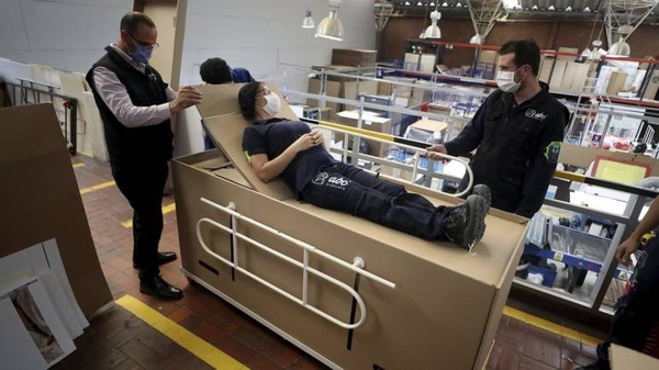 HOY / Empresa colombiana diseña una cama hospitalaria de cartón que se transforma en ataúd