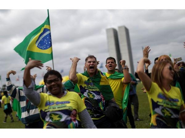 Bolsonaro continúa en pie de guerra contra medidas de aislamiento social