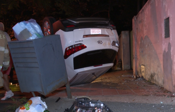 Camioneta chocó contra un árbol y volcó en Lambaré