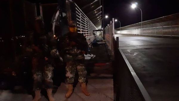 Trasladan a 26 compatriotas del Puente de la Amistad a la oficina de Migraciones - ABC en el Este - ABC Color