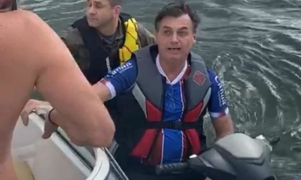 Bolsonaro paseó en jet ski, mientras Brasil superaba los 10.000 muertos por Covid-19