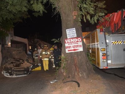 Vecinos salvaron al conductor de un vehículo que se incendió tras volcar