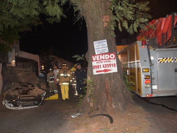 Vecinos salvaron al conductor de un vehículo que se incendió tras volcar