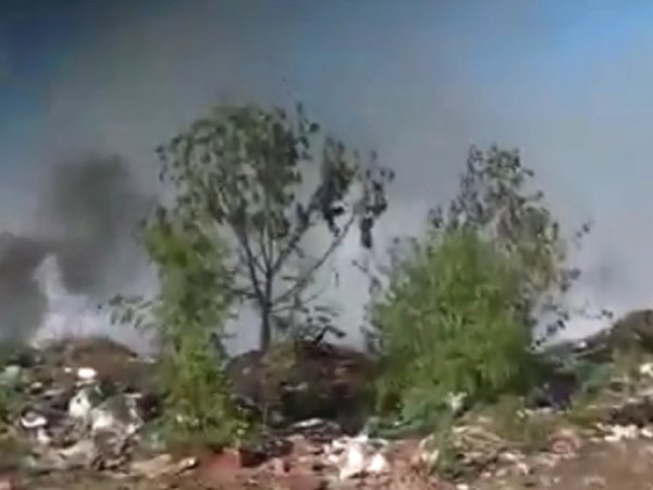 Bomberos combaten incendio de basural en Bañado Sur