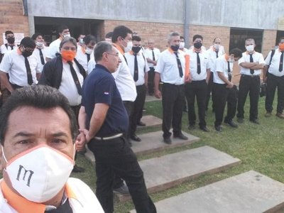 Choferes de la línea 12 y 48 se manifiestan contra minibuses del gobierno