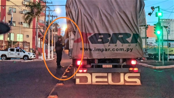 Policías “pasan la mano” y reciben la coima en la cadena de los CONTRABANDISTAS