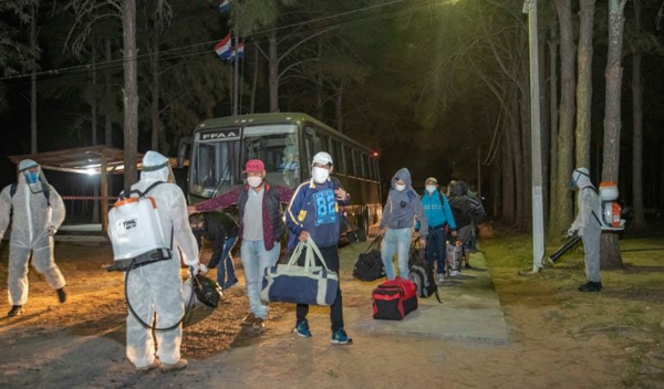 Ministro pide solidaridad y respeto para compatriotas que llegan al país