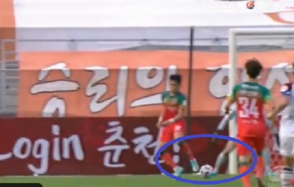 El impresionante gol de taco y sin mirar en Corea