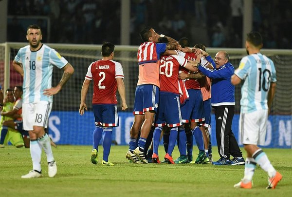 El amistoso internacional entre Derlis González y el 'Kun' Agüero