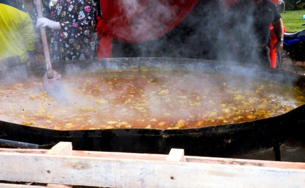Paella a "lo Luque" para 1.000 platos en homenaje a las madres • Luque Noticias