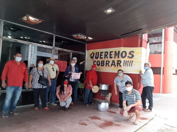 Con olla popular, trabajadores de la ANR exigen cobrar salarios