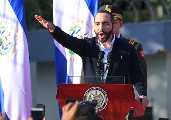 ¿Primer dictador milenial? Bukele, entre aplausos y críticas en El Salvador