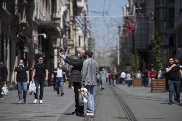 Una parte de Europa se va de tiendas con el desconfinamiento