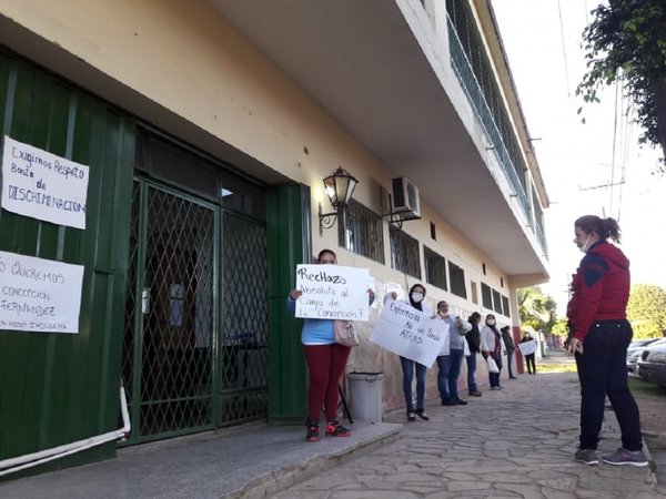 Continúa manifestación contra supuesta discriminación en Hospital de Limpio