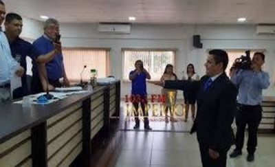 HOY / Concejales de PJC, plantean la destitución del presidente de la Junta Municipal, Ever Salinas
