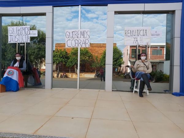 Funcionarios municipales se encadenan reclamando sueldos atrasados - Nacionales - ABC Color
