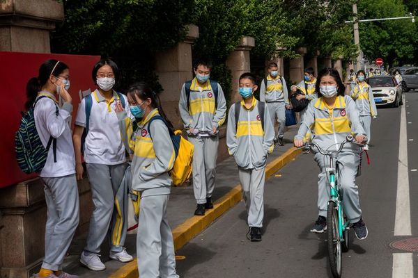 Alumnos chinos, controlados con brazaletes electrónicos para detectar virus - Mundo - ABC Color