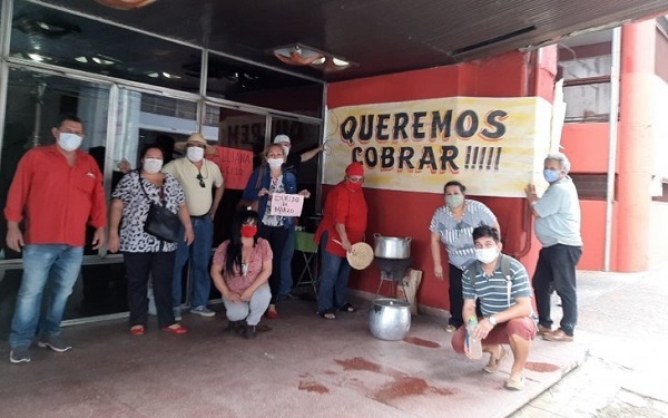 Trabajadores de la ANR reclaman salarios con olla popular