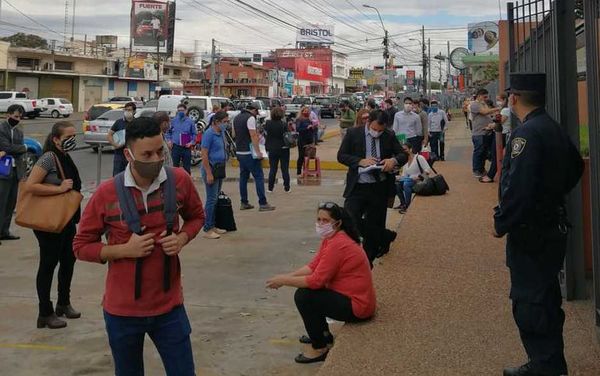 Ciudadanos se siguen aglomerando frente a Registros Públicos  - Nacionales - ABC Color