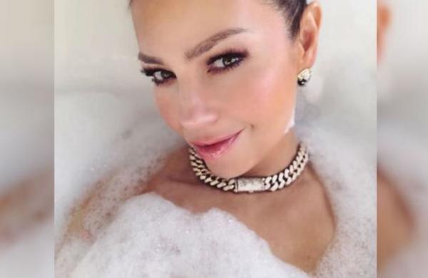Thalía recreó el inicio de la telenovela 'Marimar' desde el baño de su casa - SNT