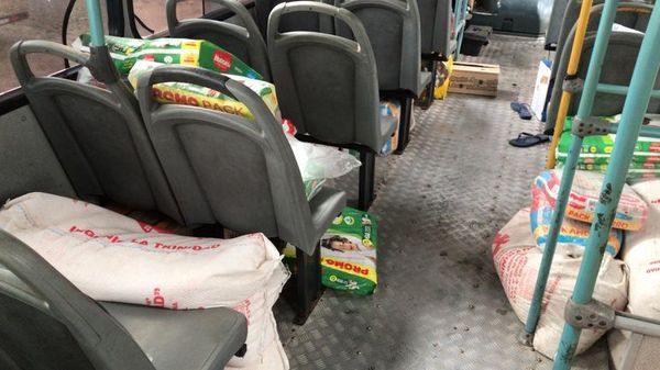 Cae bus del transporte público repleto de mercaderías de contrabando - Nacionales - ABC Color